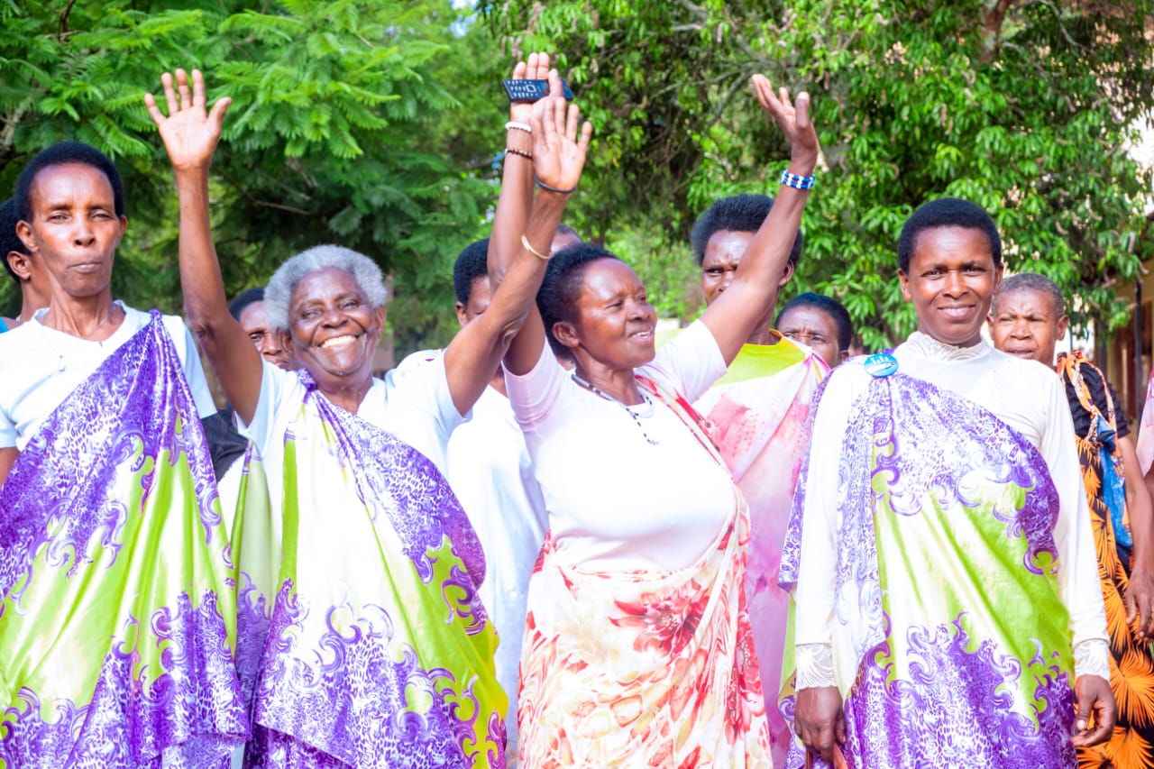 Annet Umutoni yambikijwe ikamba rya Miss UR-Huye Campus