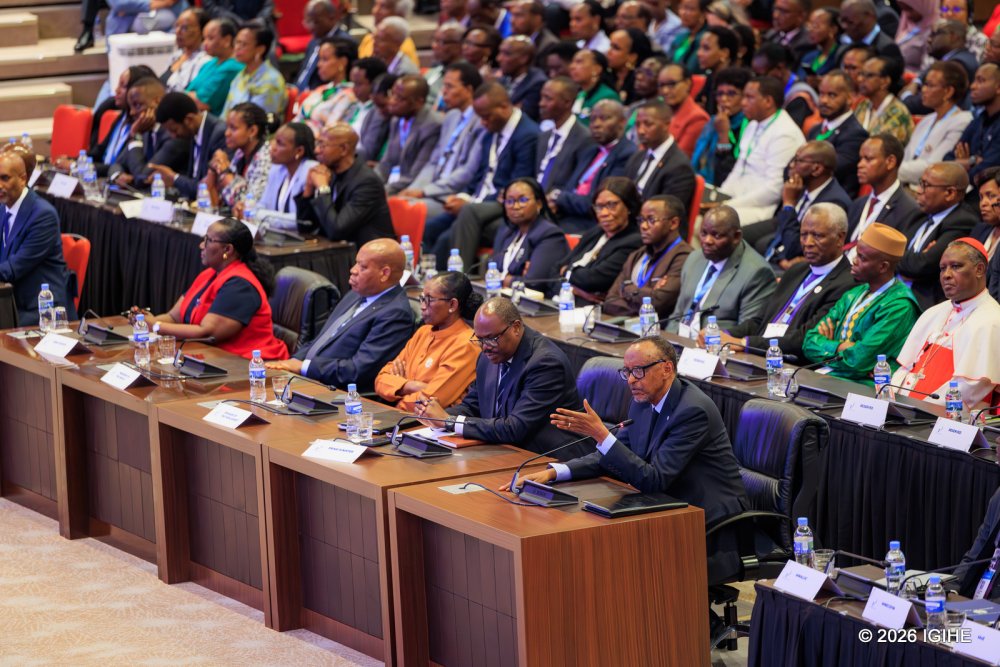 Perezida Kagame yaganiriye n'urubyiruko mu muryango w’ubuyobozi