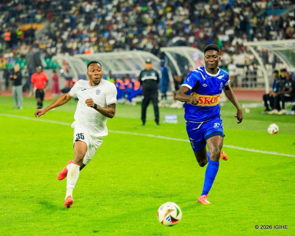 Ihangana rya APR FC na Rayon Sports ryatangiriye hanze y’ikibuga