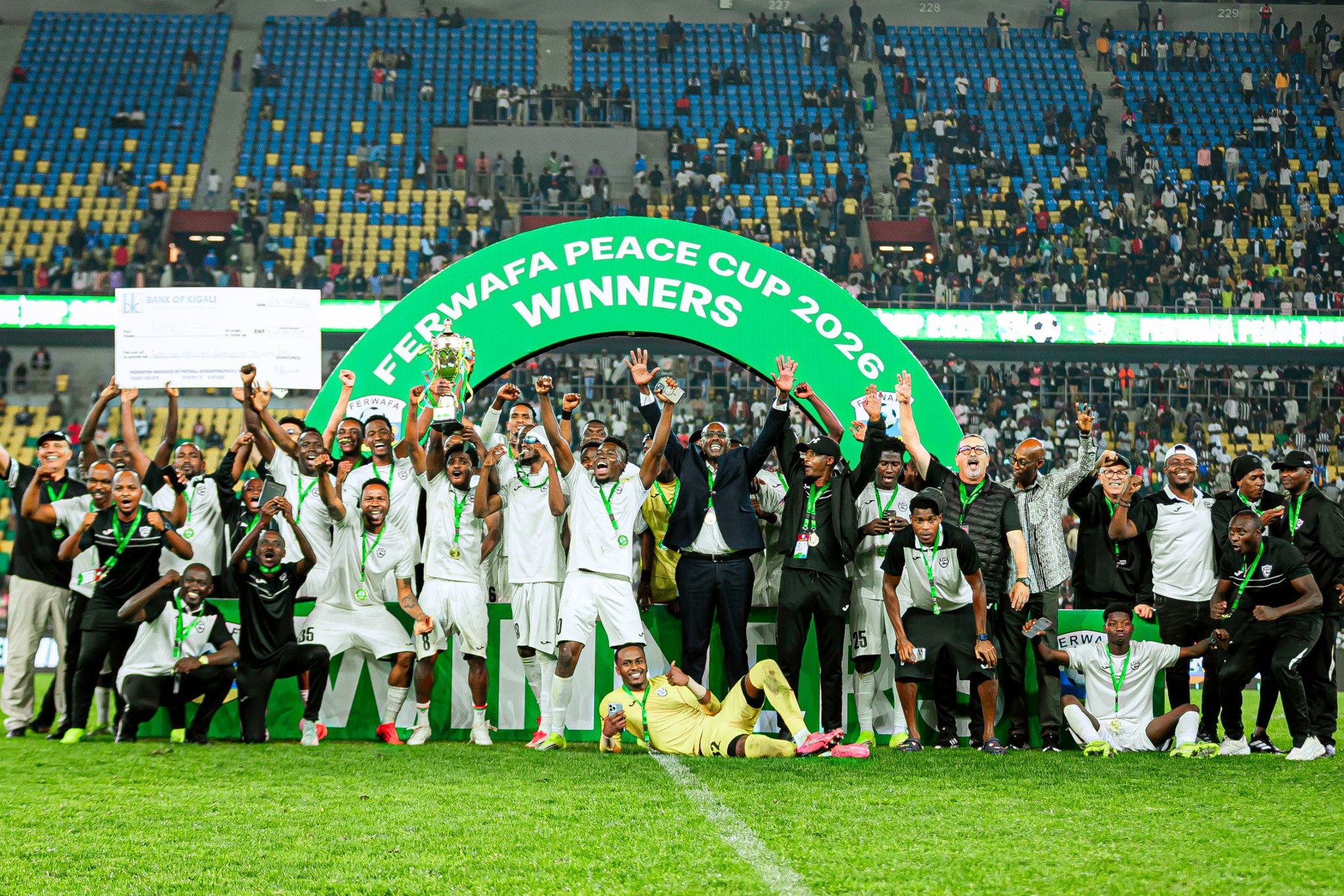 APR FC yegukanye Igikombe cy’Amahoro ihigitse Rayon Sports mu mukino w'ishiraniro
