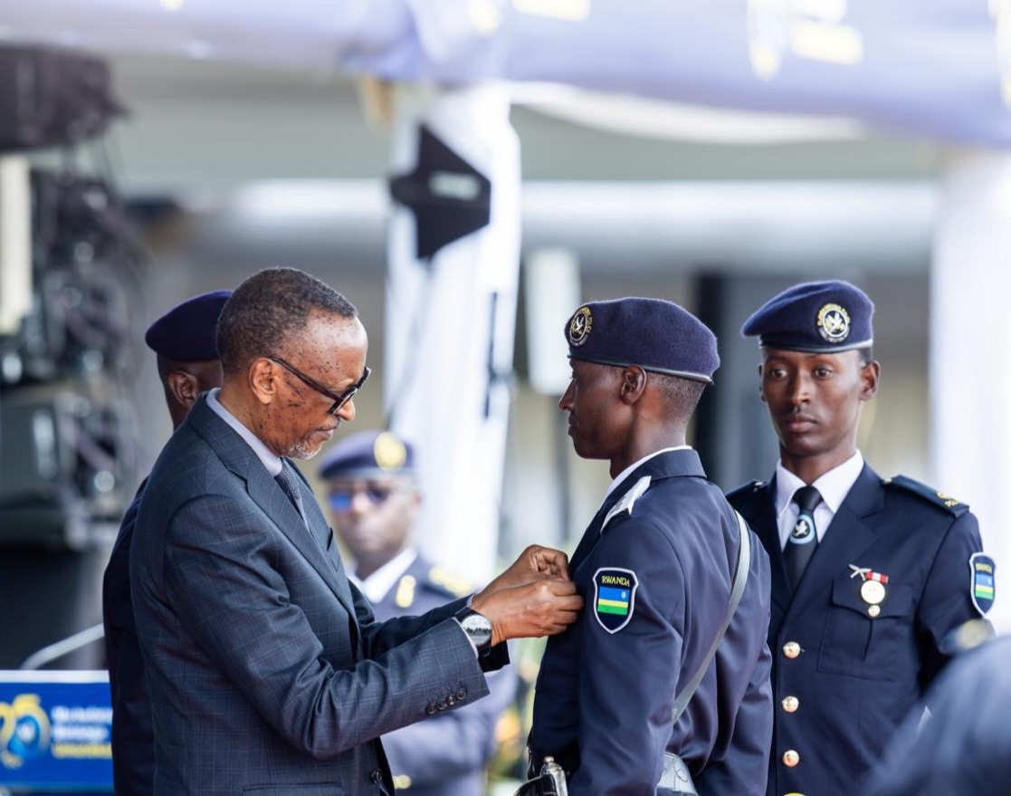 Perezida Kagame yahaye ipeti abofisiye 436 ba Polisi abasaba kwirinda ruswa