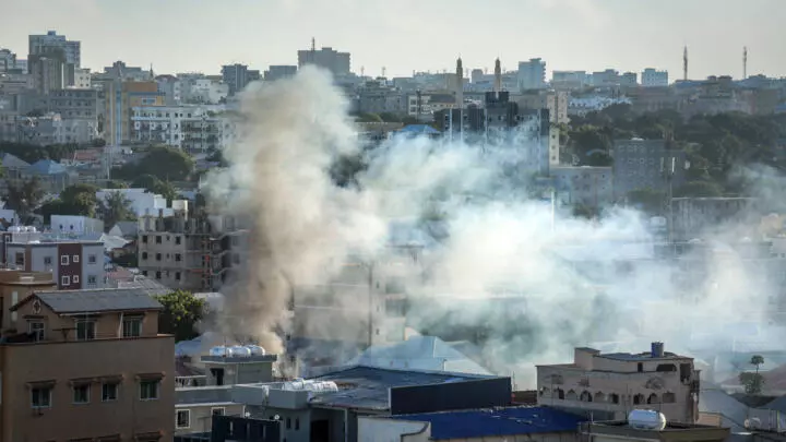 Imirwano yongeye kubura i Mogadishu yatumye abaturage bahunga ingabo zihanganye n'abo batavuga rumwe