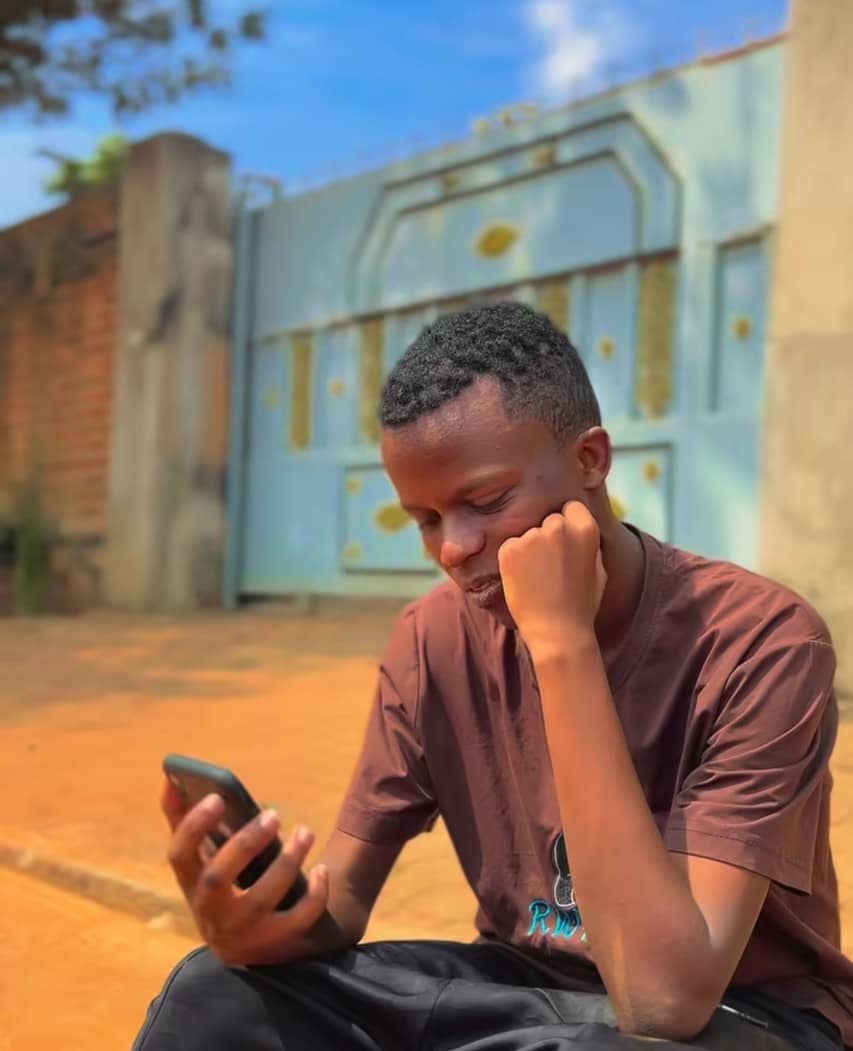 Yowe Bogari yavuze ko ari mu bihe bikomeye, asaba ubufasha nyuma yo kubura aho kuba