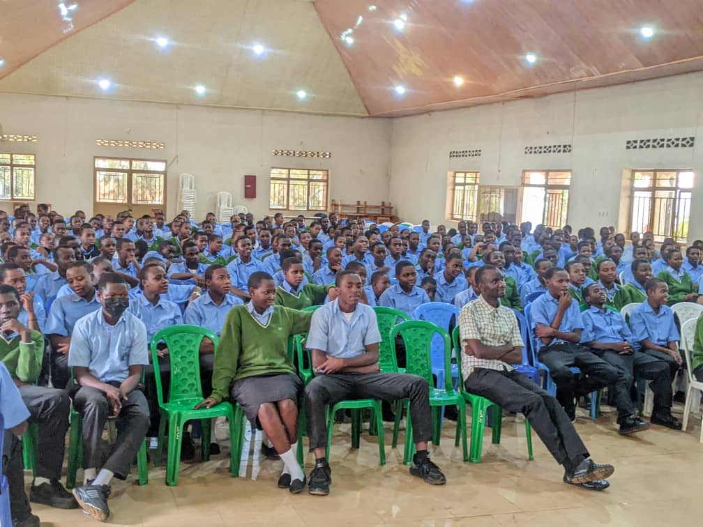 HUYE: Abanyeshuri ba Kaminuza y'u Rwanda bakanguriye abo muri G.S. HVP Gatagara gukemura amakimbirane binyuze mu butabera nsanasano