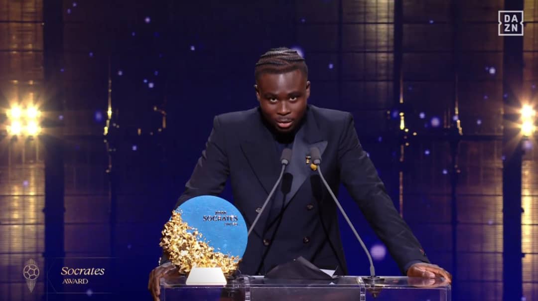 Bukayo Saka yahawe igihembo cya Socrates Awards asoma ubutumwa bw’umwana wo mu Rwanda